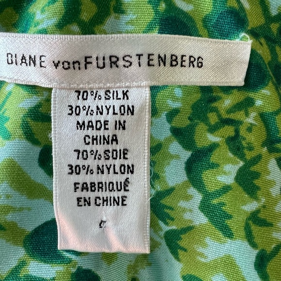 Dian Von Furstenberg Silk Blend Sleeveless Wrap Dress In Stunning Green Print - Picture 5 of 5